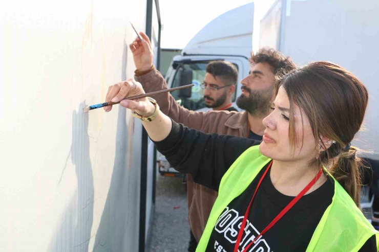 Depremzede Çocuklar İçin Soğuk Duvarlara Sıcak Dokunuş