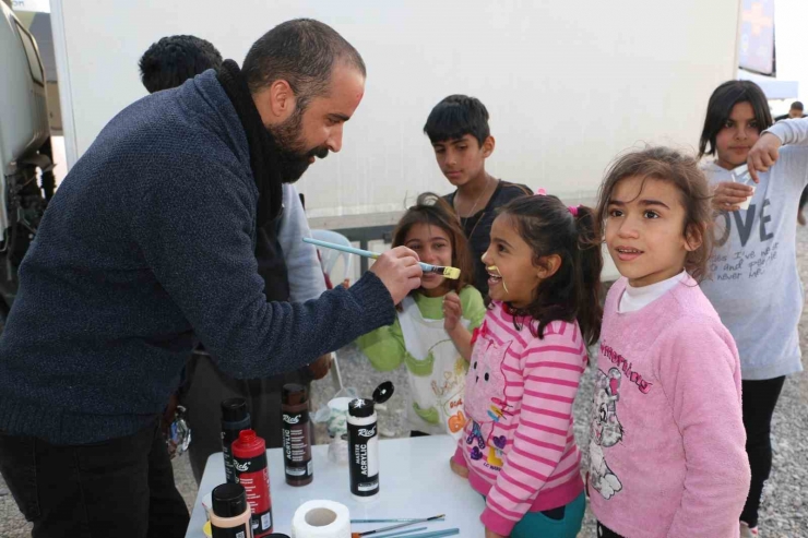 Depremzede Çocuklar İçin Soğuk Duvarlara Sıcak Dokunuş