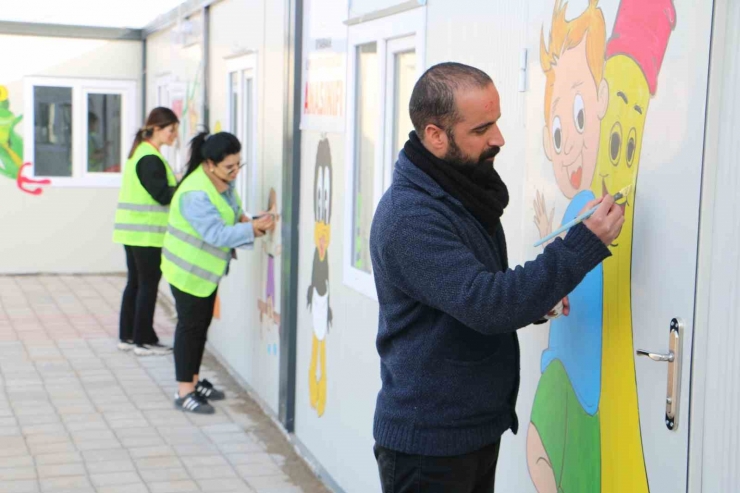 Depremzede Çocuklar İçin Soğuk Duvarlara Sıcak Dokunuş