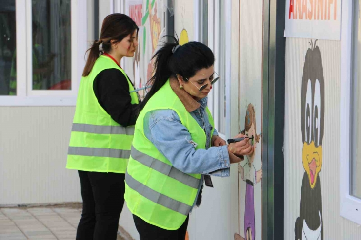 Depremzede Çocuklar İçin Soğuk Duvarlara Sıcak Dokunuş