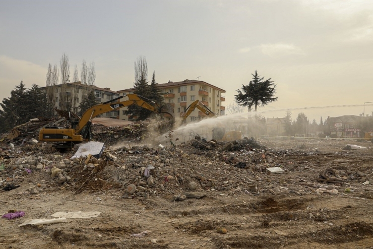 Malatya’da Enkaz Kaldırma Çalışması Devam Ediyor