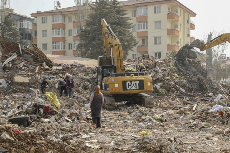 Malatya’da Enkaz Kaldırma Çalışması Devam Ediyor