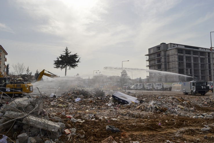 Malatya’da Enkaz Kaldırma Çalışması Devam Ediyor