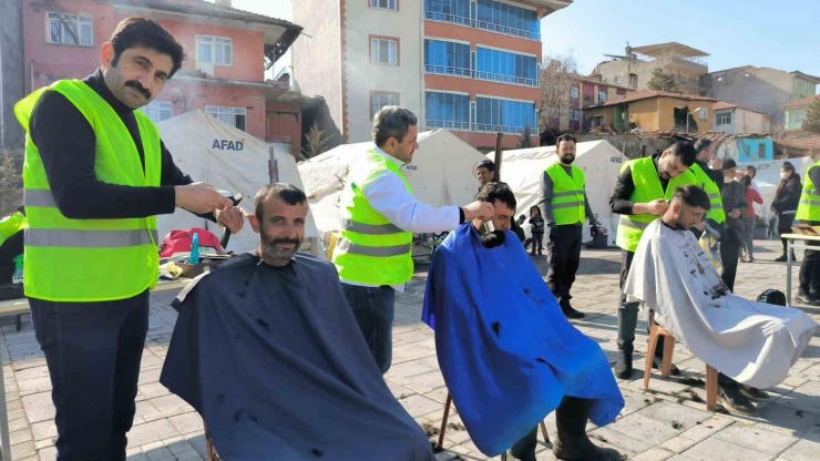 Sivaslı Berberlerden Depremzedelere Ücretsiz Tıraş