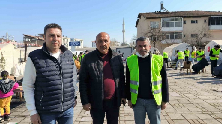 Sivaslı Berberlerden Depremzedelere Ücretsiz Tıraş