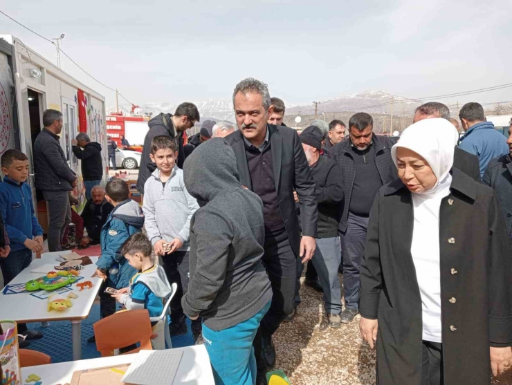 Bakan Özer, Doğanşehir’de Konteyner Kenti Ziyaret Etti