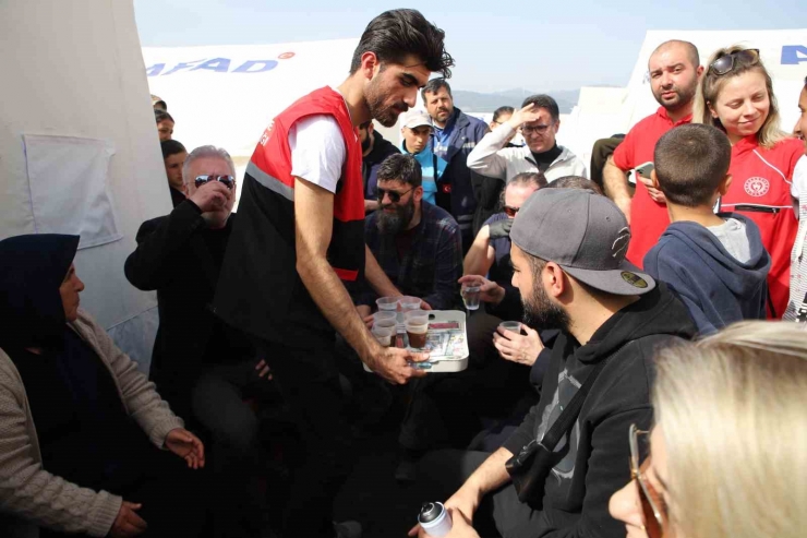 Ünlüler Depremzedenin Kaldığı Afad Çadırına İstanbul’un Fethini Resmetti