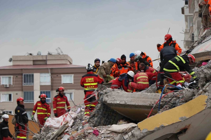 Enkazdan 106 Saat Sonra Sağ Çıkarılan Elif İlk İsteği Olan Çantaya Kavuştu