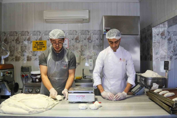 Glutensiz Bir Başka Kafe, Depremzede Çölyak Hastalarına Yaklaşık 12 Bin Ekmek Dağıttı