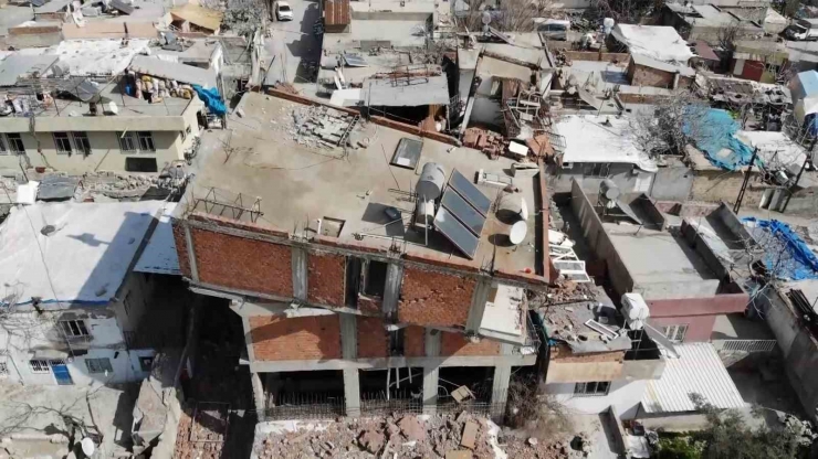 Depremin Yıktığı Binada İlginç Görüntüler Ortaya Çıktı