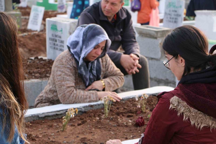 Depremde Hayatını Kaybedenlerin Yakınları Mezarlıktan Ayrılmıyor