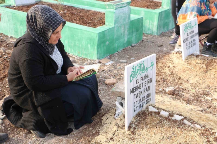 Depremde Hayatını Kaybedenlerin Yakınları Mezarlıktan Ayrılmıyor