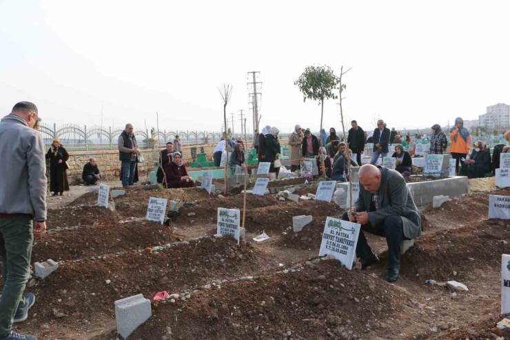 Depremde Hayatını Kaybedenlerin Yakınları Mezarlıktan Ayrılmıyor