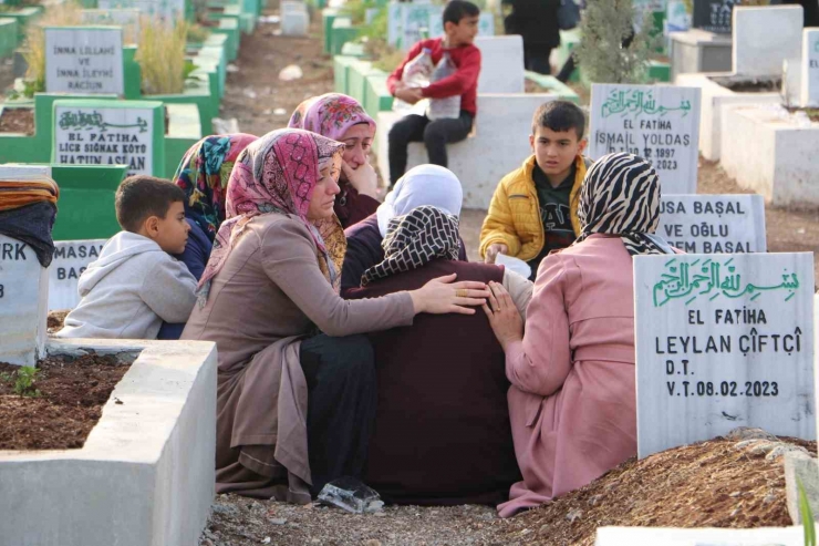 Depremde Hayatını Kaybedenlerin Yakınları Mezarlıktan Ayrılmıyor