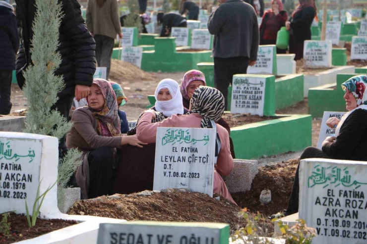 Depremde Hayatını Kaybedenlerin Yakınları Mezarlıktan Ayrılmıyor