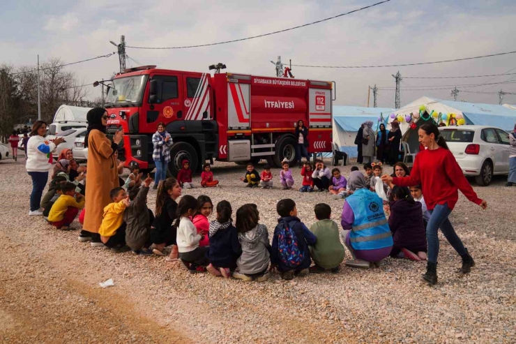 Diyarbakır’da Çadır Kentteki Çocuklar Oyunlarla Mutlu Ediliyor