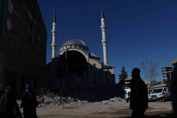 Malatya’da Depremlerde 25 Cami Yıkılırken, 3 Din Görevlisi Vefat Etti