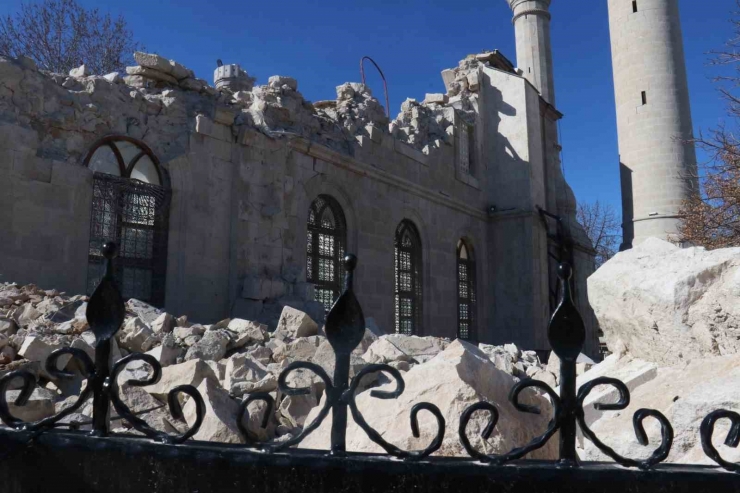 Malatya’da Depremlerde 25 Cami Yıkılırken, 3 Din Görevlisi Vefat Etti