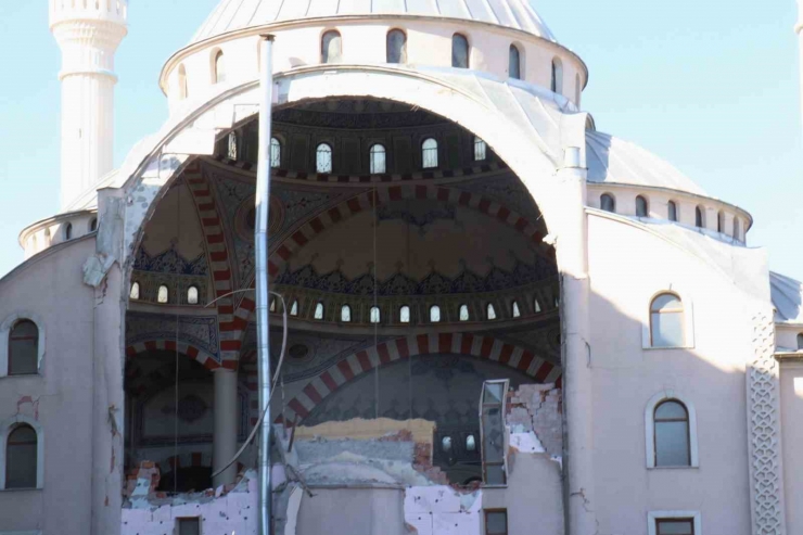 Malatya’da Depremlerde 25 Cami Yıkılırken, 3 Din Görevlisi Vefat Etti