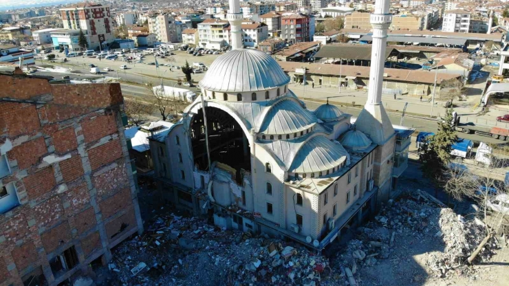 Malatya’da Depremlerde 25 Cami Yıkılırken, 3 Din Görevlisi Vefat Etti