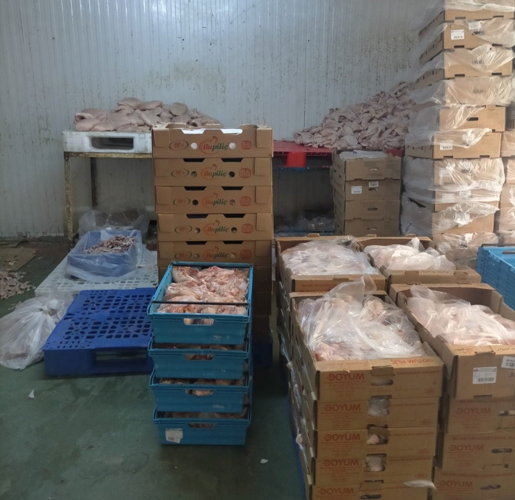Şanlıurfa’da Tarihi Geçmiş Tonlarca Tavuk Eti Ve Sakatat Ele Geçirildi