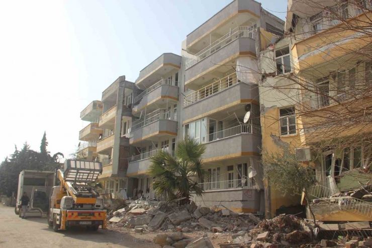Depremde Alt Katı Çöken Binaya Girip Anne Ve Ablasını Kurtardı