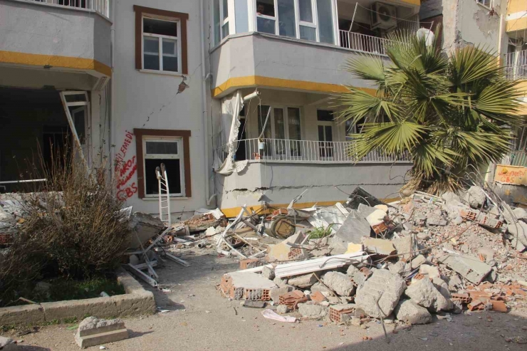 Depremde Alt Katı Çöken Binaya Girip Anne Ve Ablasını Kurtardı