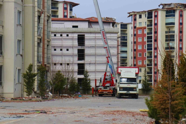 Ölümü Göze Alıp Ağır Hasarlı Binadan Eşyalarını Çıkardılar