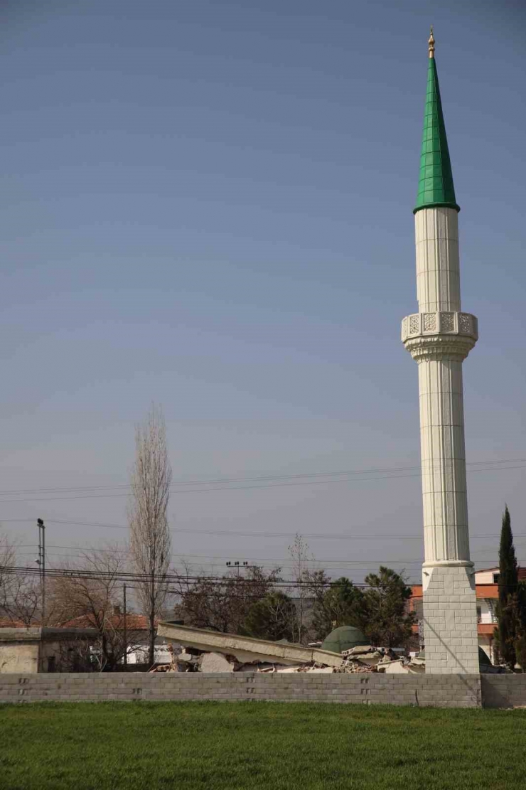 Cami Yıkıldı, Minaresi Ayakta Kaldı