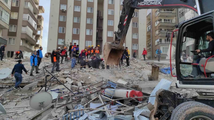 Şanlıurfa’da Çöken Binada Arama Kurtarma Çalışmaları Başlatıldı