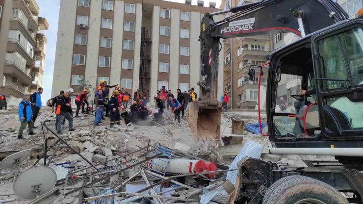 Şanlıurfa’da Çöken Binada Arama Kurtarma Çalışmaları Başlatıldı