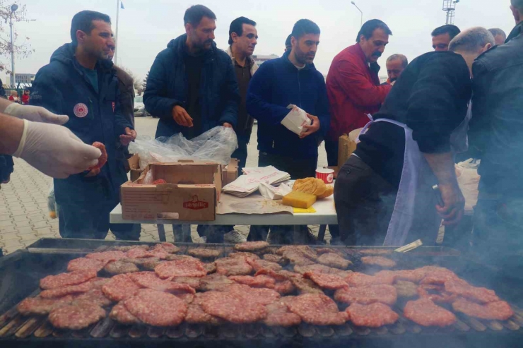 Deprem Bölgesi Malatya’da 28 Bin Kişiye Köfte Ekmek Dağıtıldı