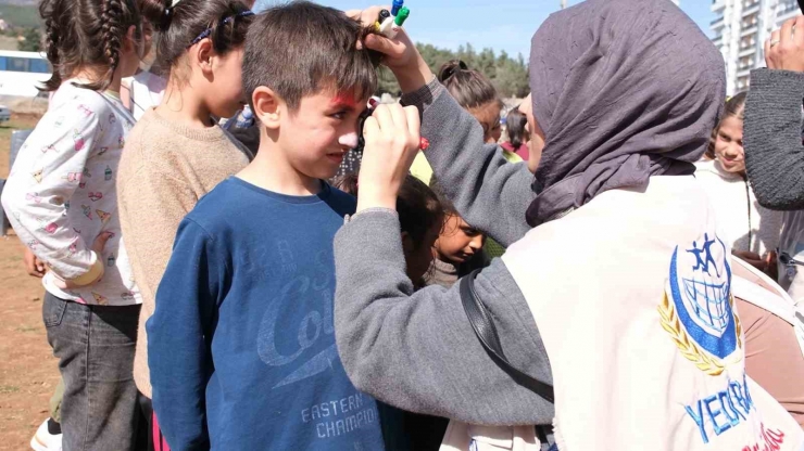 Yedi Başak Depremzedelerin Yaralarını Sarıyor