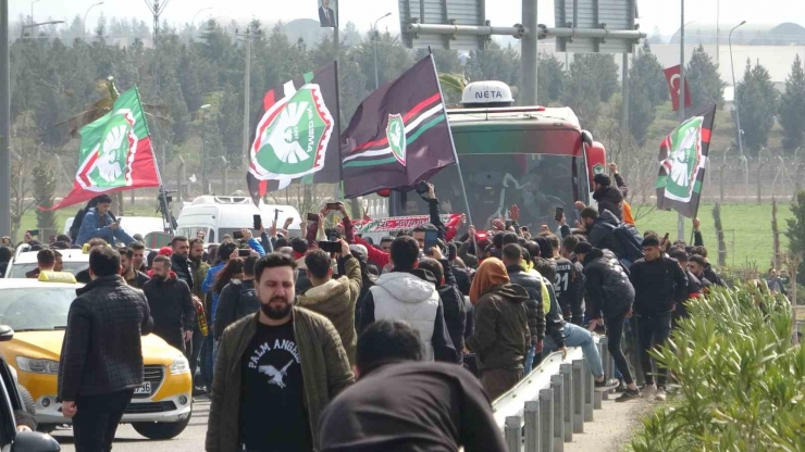 Amedsporlu Futbolcular, Vatandaşlar Tarafından Alkışlarla Karşılandı