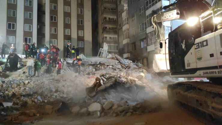 Şanlıurfa’da Çöken Binada Enkaz Kaldırma Çalışmaları Sürüyor