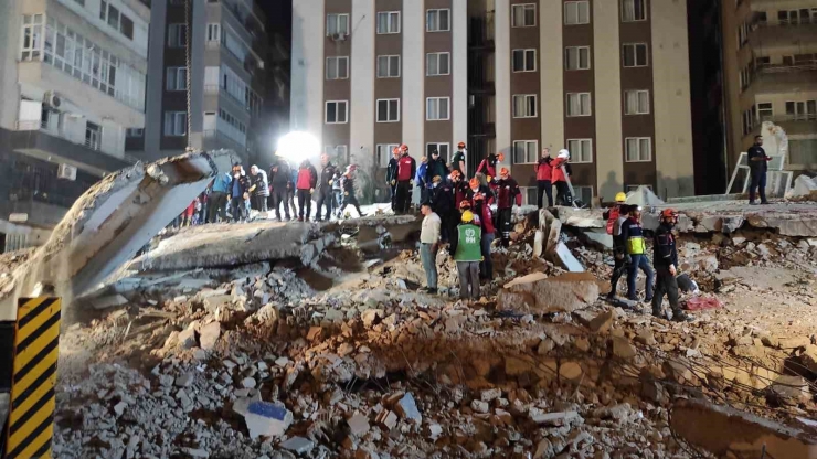 Şanlıurfa’da Çöken Binada Enkaz Kaldırma Çalışmaları Sürüyor