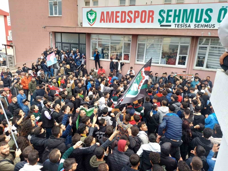 Amedsporlu Futbolcular, Vatandaşlar Tarafından Alkışlarla Karşılandı