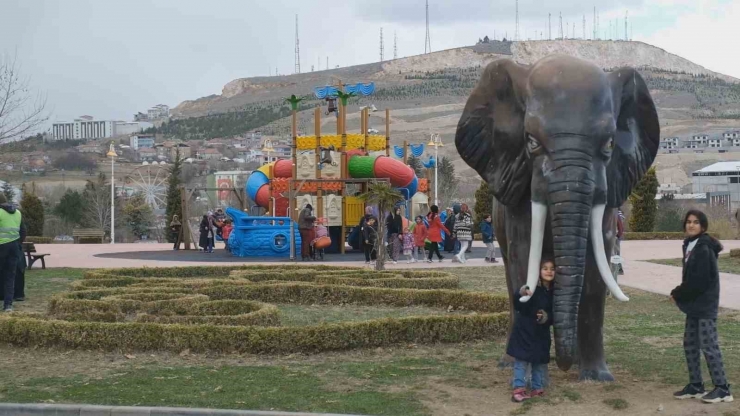 Depremzede Çocuklara Hayvanat Bahçesi Morali