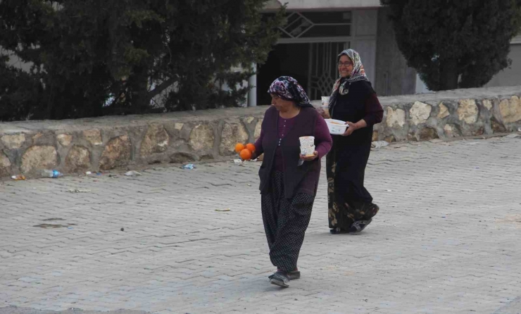Deprem Bölgesinde Yükün Büyük Kısmını Kadınlar Sırtlıyor