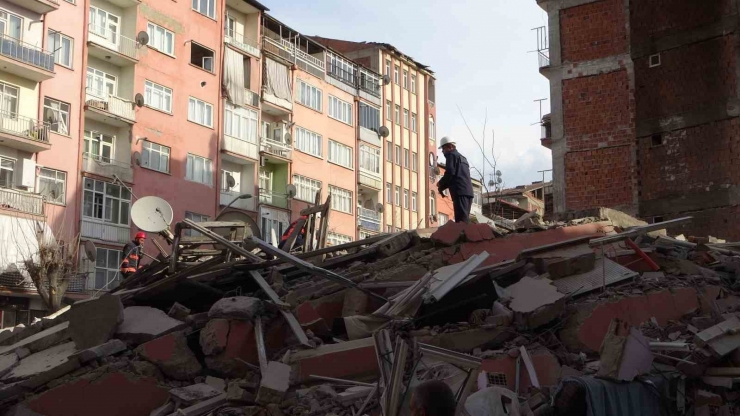 Malatya’da Ağır Hasarlı 5 Katlı Bina Çöktü