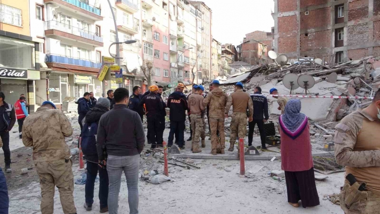 Malatya’da Ağır Hasarlı 5 Katlı Bina Çöktü