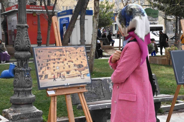 Kadınlar Gününde Depremzedeler Yararına Fotoğraf Sergisi