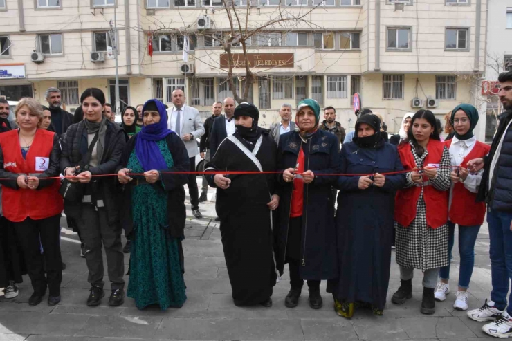 Kadınlar Gününde Depremzedeler Yararına Fotoğraf Sergisi