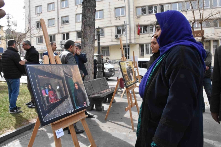 Kadınlar Gününde Depremzedeler Yararına Fotoğraf Sergisi