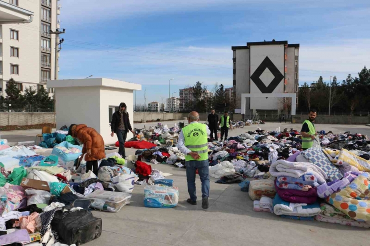 Enkaz Eşyaları Arasında Yakınlarının Hatıralarını Arayan Vatandaş,bulduğu 150 Bin Değerindeki Ziyneti Teslim Etti