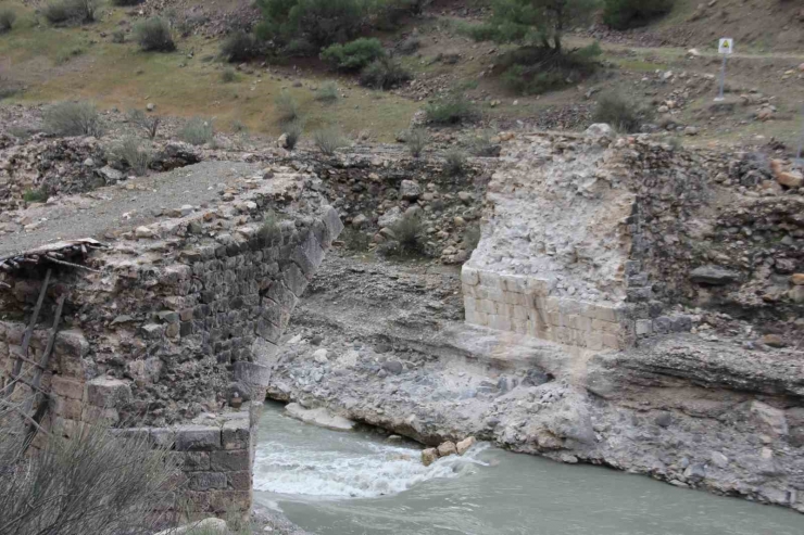 Depremde Tarihi Vicina Köprüsü De Yıkıldı