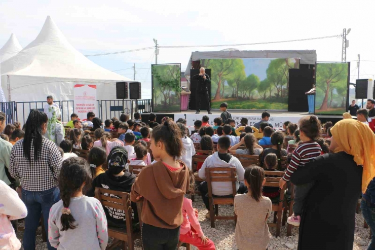 Deprem Bölgelerini Geze Geze Çocuklara Tiyatro Gösteriminde Bulunuyorlar