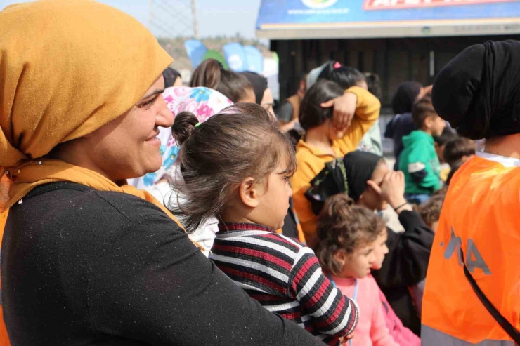 Deprem Bölgelerini Geze Geze Çocuklara Tiyatro Gösteriminde Bulunuyorlar