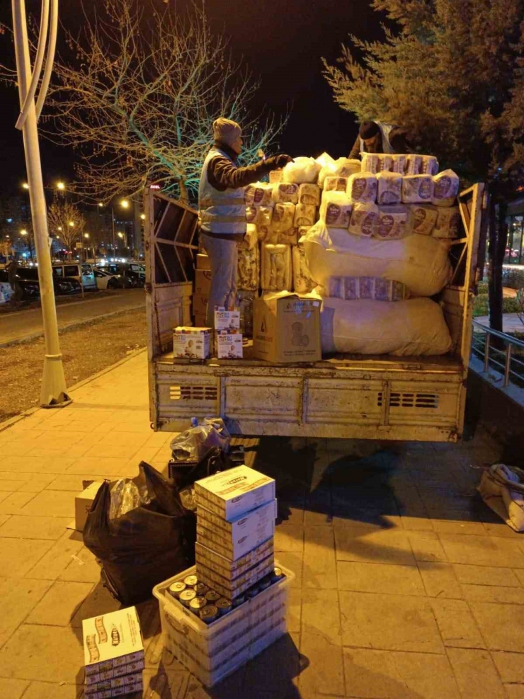 Emekli Polis Ve Arkadaşlarından Deprem Bölgesine Yardım Eli