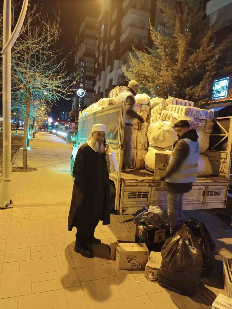 Emekli Polis Ve Arkadaşlarından Deprem Bölgesine Yardım Eli